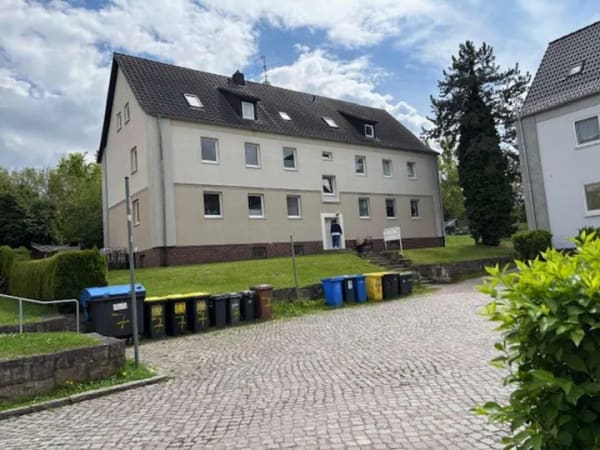 Immobilie in Schkopau - INVESTITION MIT ZUKUNFT – MEHRFAMILIENHAUS MIT ATTRAKTIVER MAISONETTE-WOHNUNG UND AUSBAUPOTENZIAL - Bild 1