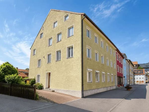 Immobilie in Traunstein - 3-Zimmer Wohnung in Traunstein mit viel Potenzial, Kapitalanlage oder als Eigenheim - Bild 1