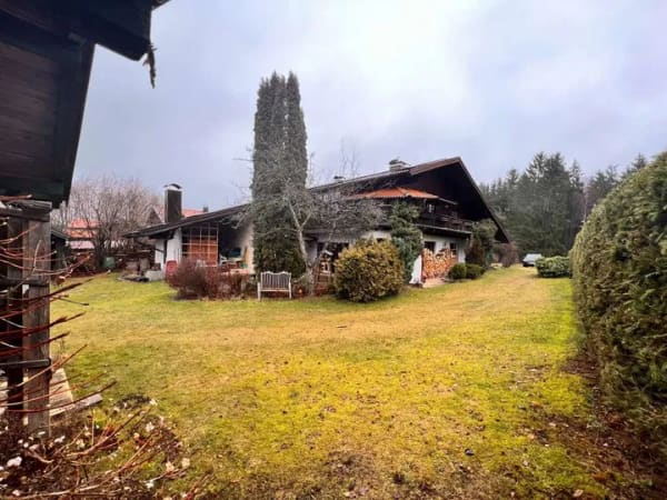 Immobilie in Spiegelau - Architektonisches Landhaus in idyllischer Waldrandlage – Wohnen auf höchstem Niveau - Bild 1