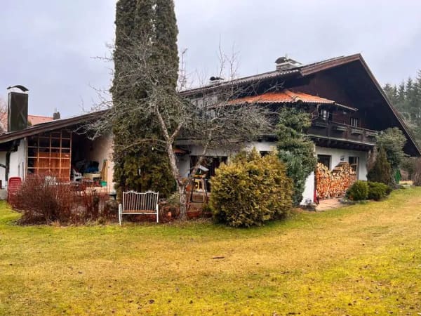 Immobilie in Spiegelau - Architektonisches Landhaus in idyllischer Waldrandlage – Wohnen auf höchstem Niveau - Bild 2