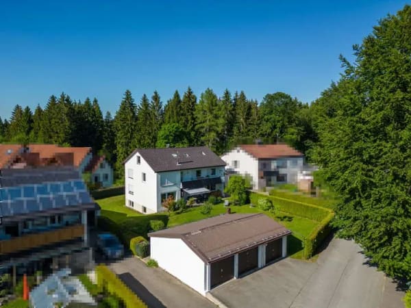 Immobilie in Isny im Allgäu - Gepflegtes Zweifamilienhaus mit großem Garten, drei Garagen und vielseitigen Nutzungsmöglichkeiten - Bild 1