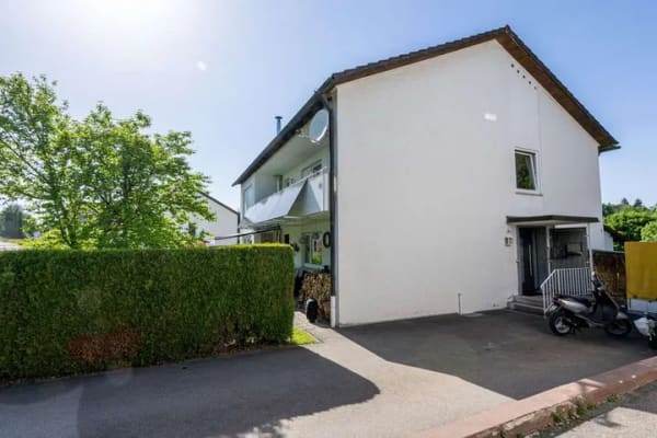 Immobilie in Isny im Allgäu - Gepflegtes Zweifamilienhaus mit großem Garten, drei Garagen und vielseitigen Nutzungsmöglichkeiten - Bild 2