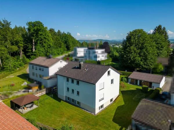 Immobilie in Isny im Allgäu - Gepflegtes Zweifamilienhaus mit großem Garten, drei Garagen und vielseitigen Nutzungsmöglichkeiten - Bild 3