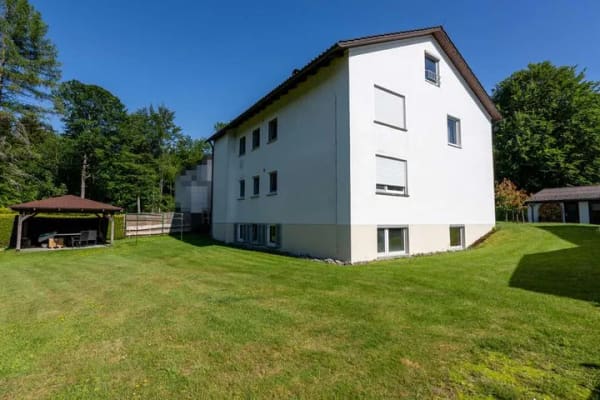 Immobilie in Isny im Allgäu - Gepflegtes Zweifamilienhaus mit großem Garten, drei Garagen und vielseitigen Nutzungsmöglichkeiten - Bild 4