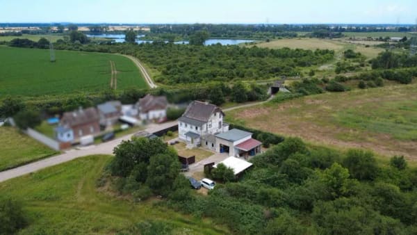 Immobilie in Calbe (Saale) - Idyllisches Zweifamilienhaus mit einer Halle, Privatsphäre und Weitblick - Bild 0