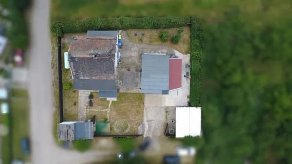 Immobilie in Calbe (Saale) - Idyllisches Zweifamilienhaus mit einer Halle, Privatsphäre und Weitblick - Bild 1