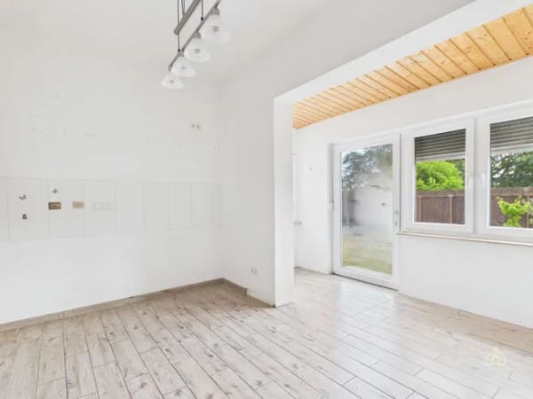 Immobilie in Calbe (Saale) - Idyllisches Zweifamilienhaus mit einer Halle, Privatsphäre und Weitblick - Bild 2