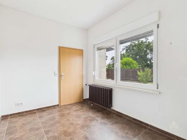 Immobilie in Calbe (Saale) - Idyllisches Zweifamilienhaus mit einer Halle, Privatsphäre und Weitblick - Bild 3