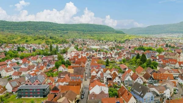 Immobilie in Dettingen an der Erms - Wohnen oder Vermieten: Zweifamilienhaus mit ca. 195 m² Wohnfläche und flexiblem Nutzungspotenzial - Bild 1