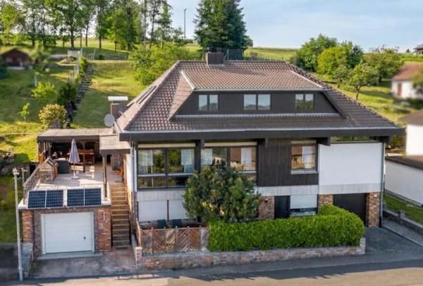 Immobilie in Oberstreu - Architektenhaus mit Panorama-Ausblick, Einliegerwohnung & 1.582 m² Grundstück - provisionsfrei! - Bild 0