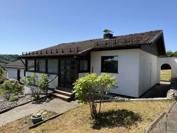 Immobilie in Meinerzhagen - VR Immo: Idyllisch gelegenes Ferienhaus an der Listertalsperre - perfekt für Ihre Auszeit - Bild 1
