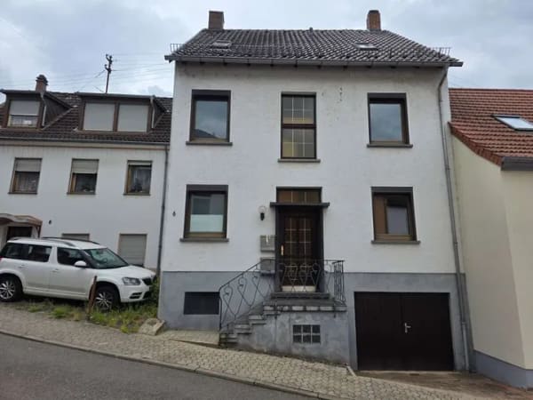 Immobilie in Saarbrücken - Komplett frei werdendes Zweifamilienhaus für Selbstnutzer und Vermieter mit Garten und einer Garage - Bild 0