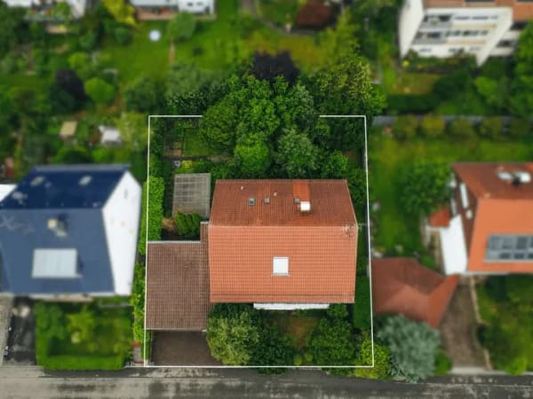 Immobilie in Reichenbach an der Fils - Wohnen, vermieten, weiterentwickeln: solides Mehrfamilienhaus mit Potenzial, Doppelgarage und Garten - Bild 1