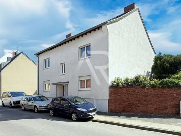 Immobilie in Jülich - Zweifamilienhaus mit drei Garagen und attraktiven Nutzungsmöglichkeiten in zentraler Lage von Jülich - Bild 0