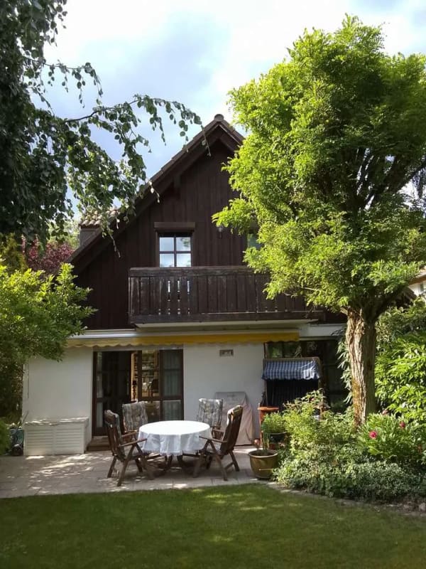 Immobilie in Baierbrunn - Buchenhain, Idyll im Grünen: Doppelhaushälfte mit vier Zimmern, Garage und überdachtem Pool - Bild 0
