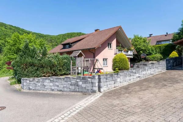 Immobilie in Klettgau - Solides Zweifamilienhaus mit Entwicklungspotenzial und attraktiven Mieteinnahmen - Bild 0