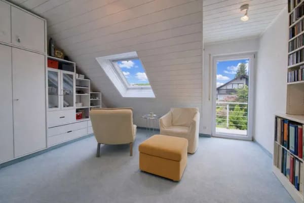 Immobilie in Aschaffenburg - Maisonette mit Lieblingsplatz-Garantie: Kachelofen, zwei Balkone und 2 Tiefgaragenstellplätzen - Bild 1