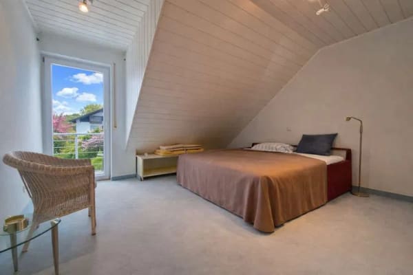Immobilie in Aschaffenburg - Maisonette mit Lieblingsplatz-Garantie: Kachelofen, zwei Balkone und 2 Tiefgaragenstellplätzen - Bild 2