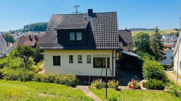 Immobilie in Otterberg - Großzügiges Einfamilienhaus mit 3 Garagen und weitläufigem Grundstück in Otterberg - Bild 1