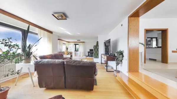 Immobilie in Otterberg - Großzügiges Einfamilienhaus mit 3 Garagen und weitläufigem Grundstück in Otterberg - Bild 3