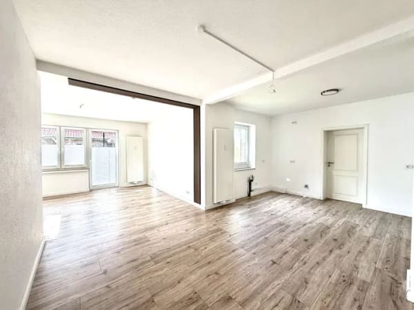Immobilie in Weyhe - Attraktives 3-Parteienhaus in Weyhe: 297m² Wohnfläche,  großes Grundstück & sofort verfügbar - Bild 1
