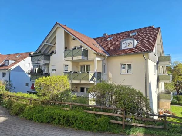 Immobilie in Wangen im Allgäu - Großzügige Eigentumswohnung mit bis zu 6 nutzbaren Zimmern, 2 Balkonen und TG-Stellplatz - Bild 0
