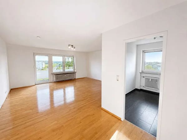 Immobilie in Neuried - Über den Dächern von Neuried – lichtdurchflutete 3-Zimmer-Wohnung mit großzügigem Balkon - Bild 0