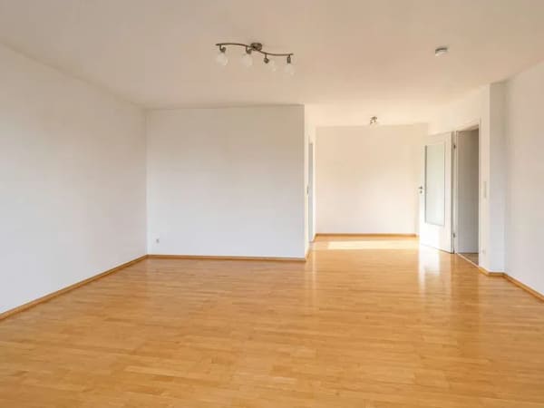 Immobilie in Neuried - Über den Dächern von Neuried – lichtdurchflutete 3-Zimmer-Wohnung mit großzügigem Balkon - Bild 1