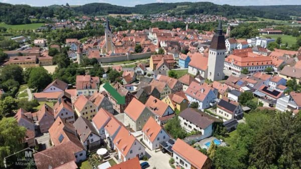 Immobilie in Berching - Energieeffizient saniertes Stadtjuwel in direkter Zentrumslage von Berching (Naturpark Altmühltal) - Bild 2