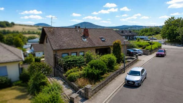 Immobilie in Mendig - Gepflegtes Mehrfamilienhaus mit drei vermieteten Wohneinheiten und 280 qm Wohnfläche in Thür - Bild 1