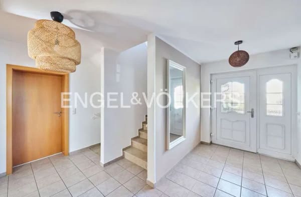 Immobilie in Sulzemoos - Familienfreundliches Einfamilienhaus mit Doppelgarage und sonnigem Garten - Bild 1