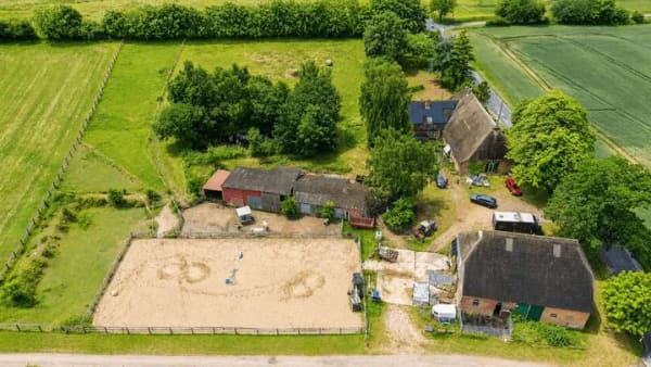 Immobilie in Wangels - Reiterparadies nahe Weißenhäuser Strand – Pferdehof mit Weiden, Stallungen und PV-Anlage - Bild 0