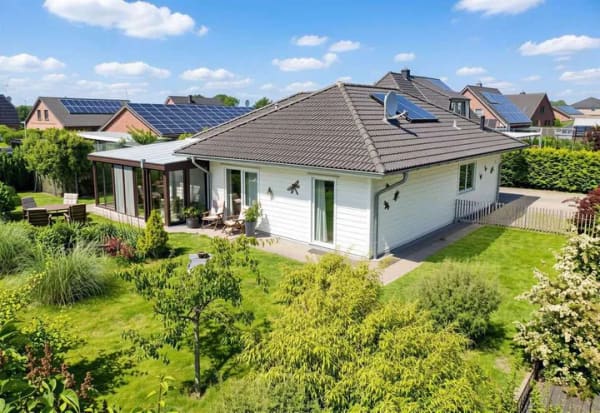 Immobilie in Stedesand - Modern-Innovativ–Stilvoll. Gepflegter Bungalow mit großem Wintergarten. Ein Zuhause zum Wohlfühlen. - Bild 1