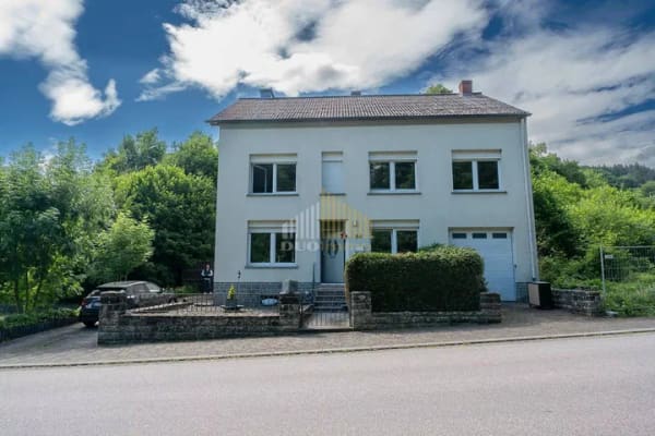 Immobilie in Bollendorf - Charmantes Einfamilienhaus mit Baugrundstück, großem Innenhof und Ausbaupotenzial in Bollendorf - Bild 0