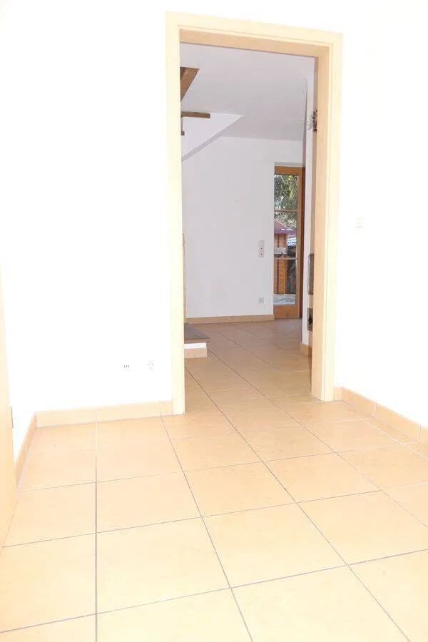 Immobilie in Lenggries - Wohnen wie im Haus: Große Wohnung (6 Räume) mit Garten und Bergpanorama - Bild 1