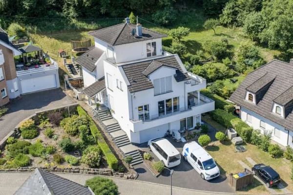 Immobilie in Brodenbach - Villenähnliches Einfamilienhaus
mit Einliegerwohnung & eigenem Wald - Bild 0