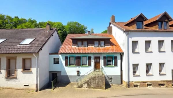 Immobilie in Sulzbach/Saar - Charmantes beidseitig angebautes Einfamilienhaus mit großem Garten in ruhiger Lage von Sulzbach - Bild 1