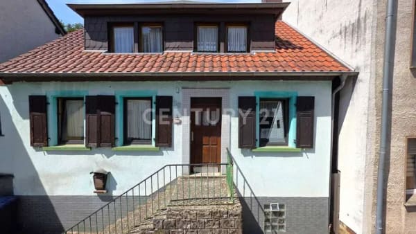 Immobilie in Sulzbach/Saar - Charmantes beidseitig angebautes Einfamilienhaus mit großem Garten in ruhiger Lage von Sulzbach - Bild 2
