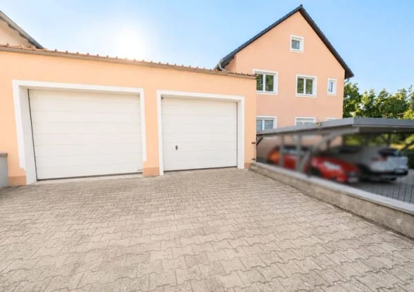 Immobilie in Gräfenberg - EIN HAUS IM HAUS: KERNSANIERTE 4-ZIMMER-WOHNUNG MIT GROSSEM  GARTEN UND VIEL RAUM ZUR ENTFALTUNG - Bild 0