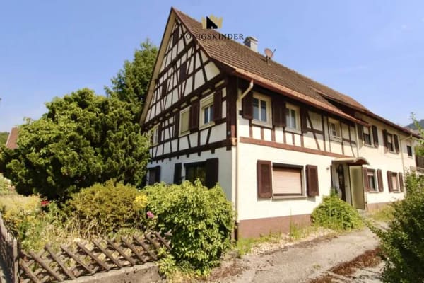 Immobilie in Gernsbach - Historischer Charme! Denkmalgeschütztes Fachwerkhaus, mit zwei Wohneinheiten und zusätzlichem Baupot - Bild 0