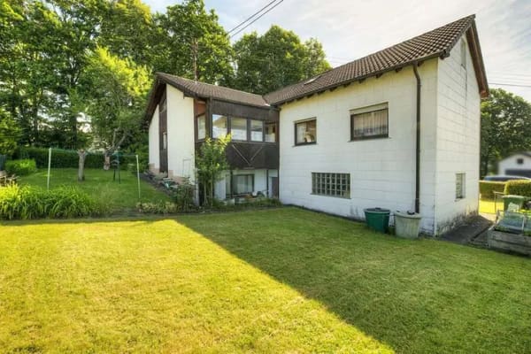 Immobilie in Bad Marienberg (Westerwald) - Familienfreundliches Einfamilienhaus mit Doppelgarage und großem Platzangebot ! - Bild 1