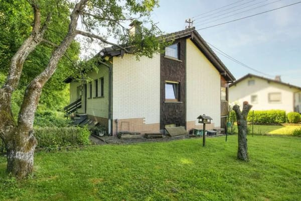 Immobilie in Bad Marienberg (Westerwald) - Familienfreundliches Einfamilienhaus mit Doppelgarage und großem Platzangebot ! - Bild 2