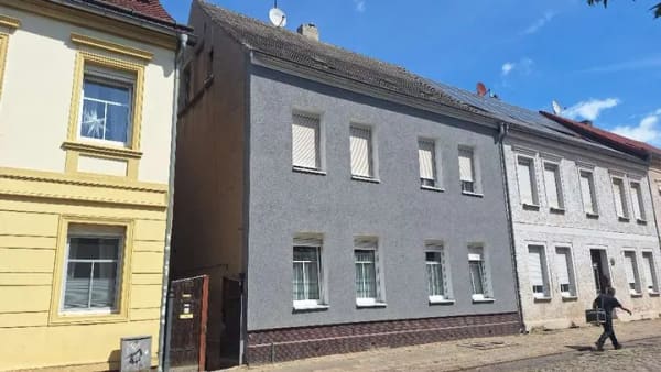 Immobilie in Burg - Mehrfamilienhaus mit zwei Wohneinheiten, Ausbaureserve im Dachgeschoss und großzügigem Nebengelass - Bild 0