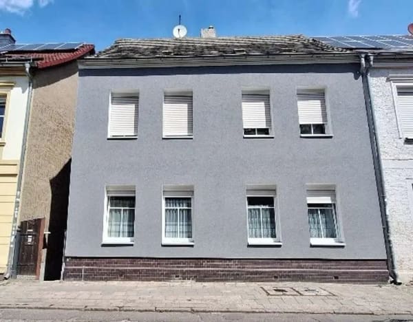 Immobilie in Burg - Mehrfamilienhaus mit zwei Wohneinheiten, Ausbaureserve im Dachgeschoss und großzügigem Nebengelass - Bild 1
