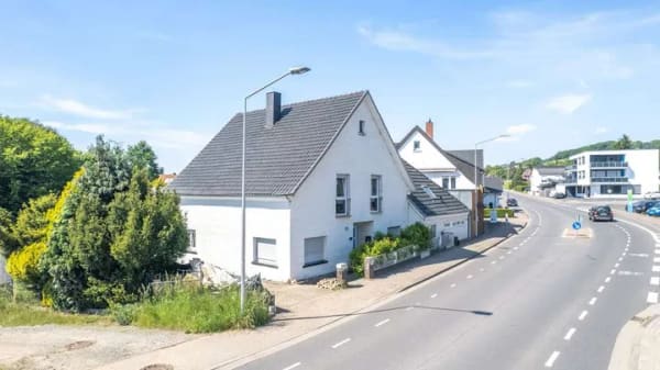 Immobilie in Vlotho - Familienglück auf großem Grundstück – Charmantes Zweifamilienhaus in Vlotho - Bild 0