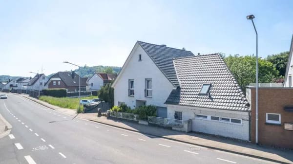 Immobilie in Vlotho - Familienglück auf großem Grundstück – Charmantes Zweifamilienhaus in Vlotho - Bild 1