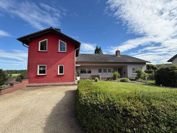 Immobilie in Mettlach - Platz, komfortabel, ruhig: Großzügiges Zweifamilienhaus in Randlage von Tünsdorf - Bild 0