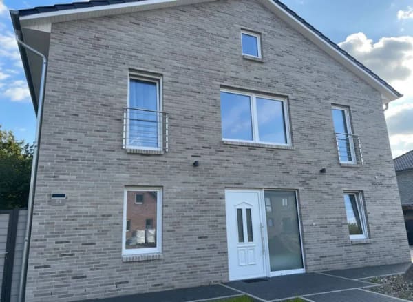 Immobilie in Hohn - Moderne Stadtvilla mit Sauna und PV-Anlage in Hohn - energieeffizient und möbliert - Bild 0