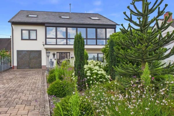 Immobilie in Ensch - Wohnhaus in Ensch kaufen: Mehrgenerationenhaus mit Moselblick, großen Nutzflächen und Ausbaureserve - Bild 0