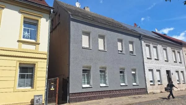 Immobilie in Burg - Mehrfamilienhaus mit zwei Wohneinheiten, Ausbaureserve im Dachgeschoss und großzügigem Nebengelass - Bild 0